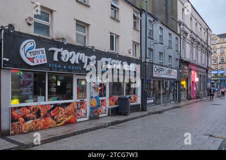 Cardiff, South Glamorgan, Wales, Europa - 13. November 2023: Tony's Fish Bar in der Caroline Street Stockfoto