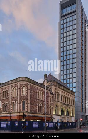 Cardiff, South Glamorgan, Wales, Europa - 13. November 2023: Prince of Wales Wetherspoons Pub an der Ecke Wood Street und Westgate Street Stockfoto