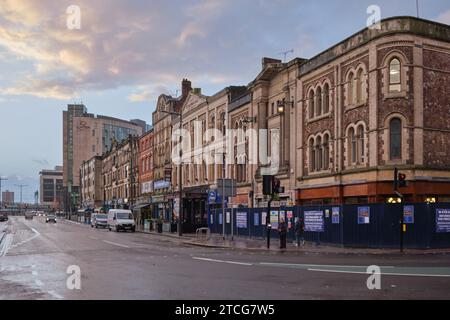 Cardiff, South Glamorgan, Wales, Europa - 13. November 2023: Prince of Wales Wetherspoons Pub an der Ecke Wood Street und Westgate Street Stockfoto