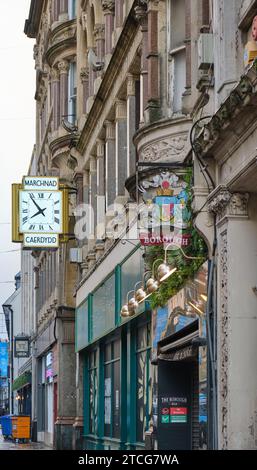 Cardiff, South Glamorgan, Wales, Europa - 13. November 2023: Cardiff Market Clock auf der St Mary's Street Stockfoto