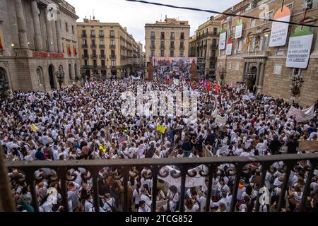 Barcelona, Spanien. Dezember 2023. Die Plaza de Sant Jaume vor dem Hauptquartier der katalonischen Präsidentschaft wird von zahlreichen Arbeitern und Krankenschwestern aus dem öffentlichen Gesundheitssystem bedrängt. Von einer Gruppe von Minderheitengewerkschaften berufen, haben Tausende von Krankenschwestern und Verwaltungspersonal des öffentlichen Gesundheitsdienstes im Zentrum von Barcelona demonstriert, um ihre Arbeitsbedingungen zu verbessern und ihre Ablehnung der Vereinbarung zwischen den Mehrheitsgewerkschaften und der Verwaltung, bekannt als „III acord“, zu zeigen. Quelle: SOPA Images Limited/Alamy Live News Stockfoto