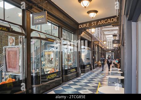 Cardiff, South Glamorgan, Wales, Europa - 14. November 2023: Lazarou Friseursalon in Duke Street Arcade Stockfoto