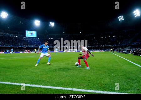 Neapel, Italien. Dezember 2023. Giovanni Di Lorenzo vom SSC Napoli und Bruma vom SC Braga treten am 12. Dezember 2023 im Stadio Diego Armando Maradona in Neapel um den Ball an Stockfoto