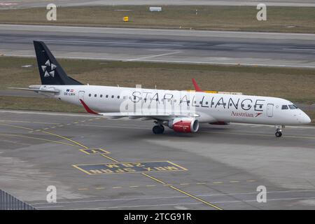 Die Embraer E195LR E195 mit der Sonderlackierung Star Alliance livery der Fluglinie Austrian Airlines OS / AUA mit der Registrierung OE-LWH MSN: 19000486 rollt am Flughafen Zürich LSZH/ZRH. Kloten Zürich Schweiz *** der Embraer E195LR E195 mit der Sonderlackierung Star Alliance der Fluggesellschaft Austrian Airlines OS AUA mit der Registrierung OE LWH MSN 19000486 fährt am Flughafen Zürich LSZH ZRH Kloten Zürich Schweiz Stockfoto