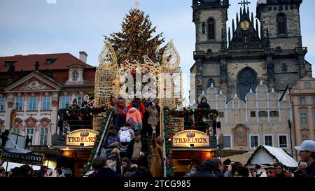 Prag, Tschechische Republik. Dezember 2023. Menschen werden am 12. Dezember 2023 auf einem Weihnachtsmarkt in Prag in der Tschechischen Republik um eine Lichtinstallation herum gesehen. Quelle: Dana Kesnerova/Xinhua/Alamy Live News Stockfoto