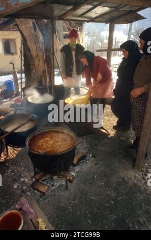Tutana, Landkreis Arges, Rumänien, 2000. Frauen, die traditionelle Speisen im Freien, über Feuer, in großen Kesseln, für eine Veranstaltung im Dorf zubereiten. Stockfoto