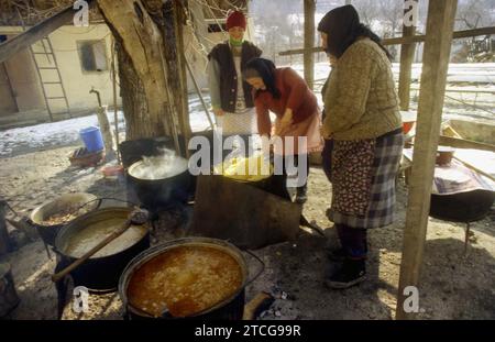 Tutana, Landkreis Arges, Rumänien, 2000. Frauen, die traditionelle Speisen im Freien, über Feuer, in großen Kesseln, für eine Veranstaltung im Dorf zubereiten. Stockfoto