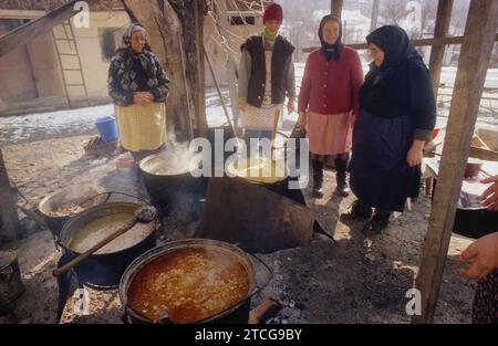 Tutana, Landkreis Arges, Rumänien, 2000. Frauen, die traditionelle Speisen im Freien, über Feuer, in großen Kesseln, für eine Veranstaltung im Dorf zubereiten. Stockfoto