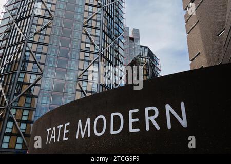 Tate Modern Eingangsschild in Bankside, London. Die britische nationale Galerie internationaler moderner Kunst. Stockfoto