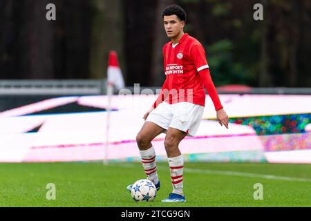 Eindhoven, Niederlande. Dezember 2023. EINDHOVEN, NIEDERLANDE - 12. DEZEMBER: Julian Kwaaitaal von PSV in Aktion während des Spiels der Gruppe B - UEFA Youth League 2023/24 zwischen PSV und Arsenal FC auf dem PSV Campus de Herdgang am 12. Dezember 2023 in Eindhoven, Niederlande. (Foto: Joris Verwijst/BSR Agency) Credit: BSR Agency/Alamy Live News Stockfoto