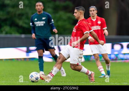 Eindhoven, Niederlande. Dezember 2023. EINDHOVEN, NIEDERLANDE - 12. DEZEMBER: Muhlis Dagasan von PSV während des Spiels der Gruppe B - UEFA Youth League 2023/24 zwischen PSV und Arsenal FC auf dem PSV Campus de Herdgang am 12. Dezember 2023 in Eindhoven, Niederlande. (Foto: Joris Verwijst/BSR Agency) Credit: BSR Agency/Alamy Live News Stockfoto