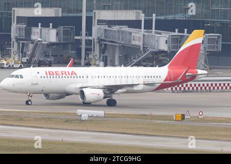 Der Airbus A320-216 A320 der Fluglinie Iberia IB / IBE mit der Registrierung EC-LXQ MSN: 5692 rollt am Flughafen Zürich LSZH/ZRH. Kloten Zürich Schweiz *** der Airbus A320 216 A320 der Fluggesellschaft Iberia IB IBE mit der Registrierung EC LXQ MSN 5692 fährt am Flughafen Zürich LSZH ZRH Kloten Zürich Schweiz Stockfoto