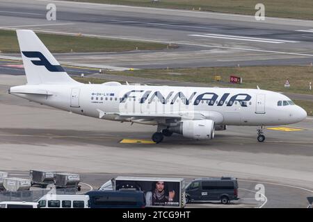 Der Airbus A319-112 A319 der Fluglinie Finnair AY / FIN mit der Registrierung OH-LVI MSN: 1364 rollt am Flughafen Zürich LSZH/ZRH. Kloten Zürich Schweiz *** der Airbus A319 112 A319 der Fluggesellschaft Finnair AY FIN mit der Registrierung OH LVI MSN 1364 fährt am Flughafen Zürich LSZH ZRH Kloten Zürich Schweiz Stockfoto