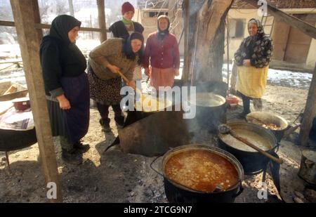 Tutana, Landkreis Arges, Rumänien, 2000. Frauen, die traditionelle Speisen im Freien, über Feuer, in großen Kesseln, für eine Veranstaltung im Dorf zubereiten. Stockfoto