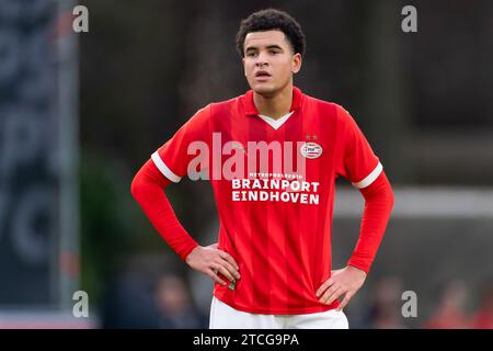 Eindhoven, Niederlande. Dezember 2023. EINDHOVEN, NIEDERLANDE - 12. DEZEMBER: Julian Kwaaitaal von PSV sieht beim Spiel der Gruppe B - UEFA Youth League 2023/24 zwischen PSV und Arsenal FC auf dem PSV Campus de Herdgang am 12. Dezember 2023 in Eindhoven (Niederlande) an. (Foto: Joris Verwijst/BSR Agency) Credit: BSR Agency/Alamy Live News Stockfoto