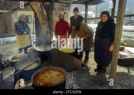 Tutana, Landkreis Arges, Rumänien, 2000. Frauen, die traditionelle Speisen im Freien, über Feuer, in großen Kesseln, für eine Veranstaltung im Dorf zubereiten. Stockfoto