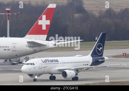 Der Airbus A319-112 A319 der Fluglinie Lufthansa LH / DLH mit der Registrierung D-AIBC MSN: 4332 rollt am Flughafen Zürich LSZH/ZRH. Kloten Zürich Schweiz *** der Airbus A319 112 A319 der Fluggesellschaft Lufthansa LH DLH mit der Registrierung D AIBC MSN 4332 fährt am Flughafen Zürich LSZH ZRH Kloten Zürich Schweiz Stockfoto