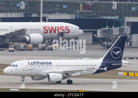 Der Airbus A319-112 A319 der Fluglinie Lufthansa LH / DLH mit der Registrierung D-AIBC MSN: 4332 rollt am Flughafen Zürich LSZH/ZRH. Kloten Zürich Schweiz *** der Airbus A319 112 A319 der Fluggesellschaft Lufthansa LH DLH mit der Registrierung D AIBC MSN 4332 fährt am Flughafen Zürich LSZH ZRH Kloten Zürich Schweiz Stockfoto