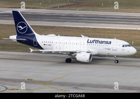 Der Airbus A319-112 A319 der Fluglinie Lufthansa LH / DLH mit der Registrierung D-AIBC MSN: 4332 rollt am Flughafen Zürich LSZH/ZRH. Kloten Zürich Schweiz *** der Airbus A319 112 A319 der Fluggesellschaft Lufthansa LH DLH mit der Registrierung D AIBC MSN 4332 fährt am Flughafen Zürich LSZH ZRH Kloten Zürich Schweiz Stockfoto