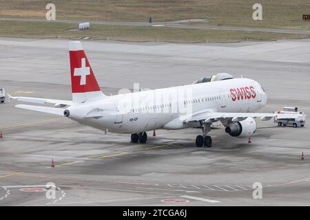 Der Airbus A320-214 A320 der Fluglinie Swiss LX / SWR mit der Registrierung HB-IJP MSN: 0681 parkt am Flughafen Zürich LSZH/ZRH. Kloten Zürich Schweiz *** der Airbus A320 214 A320 der Fluggesellschaft Swiss LX SWR mit der Registrierung HB IJP MSN 0681 parkt am Flughafen Zürich LSZH ZRH Kloten Zürich Schweiz Stockfoto