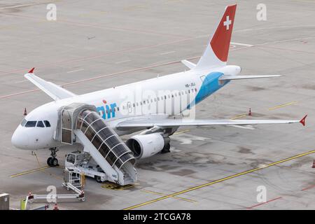 Der Airbus A319-112 A319 der Fluglinie Chair Airlines GM / GSW mit der Registrierung HB-JOJ MSN: 3024 parkt am Flughafen Zürich LSZH/ZRH. Kloten Zürich Schweiz *** der Airbus A319 112 A319 der Airline Chair Airlines GM GSW mit der Registrierung HB JOJ MSN 3024 parkt am Flughafen Zürich LSZH ZRH Kloten Zürich Schweiz Stockfoto