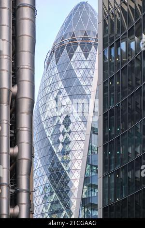 London – 28. Oktober 2023: Der Gherkin-Wolkenkratzer, früher Swiss Re Building, zwischen Lloyds Insurance und Willis Watson Stockfoto