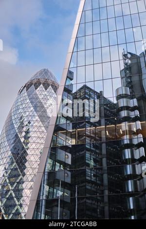 London, Großbritannien - 28. Oktober 2023: Der Gherkin-Wolkenkratzer zuvor und Reflexionen von Lloyds Insurance in Willis Watson Towers Window. Stockfoto