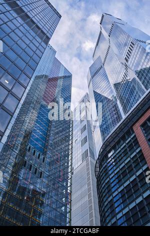 London, Großbritannien - 28. Oktober 2023: Weitwinkelansicht der Wolkenkratzer in der City of London von der Lime Street. Leadenhall-Gebäude, Lloyd's, 30 St. Stockfoto