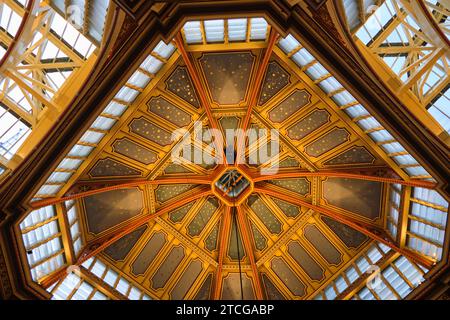 London, Vereinigtes Königreich - 28. Oktober 2023: Ein flacher Blick auf das lackierte Dach des Leadenhall Market in der City of London, Vereinigtes Königreich. Stockfoto