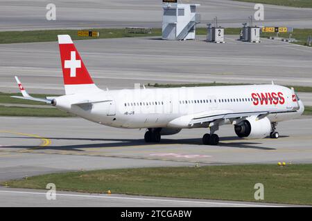 Der Airbus A321-271NX A21N der Fluglinie Swiss LX / SWR mit der Registrierung HB-JPB MSN: 61333 rollt am Flughafen Zürich LSZH/ZRH. Kloten Zürich Schweiz *** der Airbus A321 271NX A21N der Fluggesellschaft Swiss LX SWR mit der Registrierung HB JPB MSN 61333 fährt am Flughafen Zürich LSZH ZRH Kloten Zürich Schweiz Stockfoto