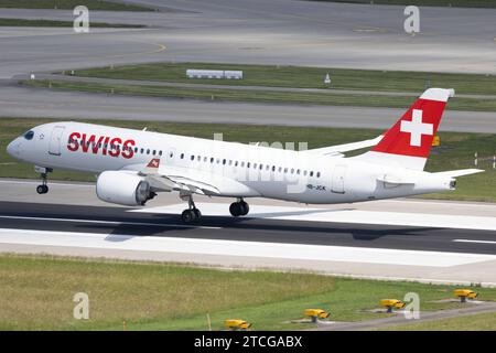 Der Airbus A220-300 BCS3 der Fluglinie Swiss LX / SWR mit der Registrierung HB-JCK MSN: 55027 landet am Flughafen Zürich LSZH/ZRH. Kloten Zürich Schweiz *** der Airbus A220 300 BCS3 der Fluggesellschaft Swiss LX SWR mit der Registrierung HB JCK MSN 55027 landet am Flughafen Zürich LSZH ZRH Kloten Zürich Schweiz Stockfoto