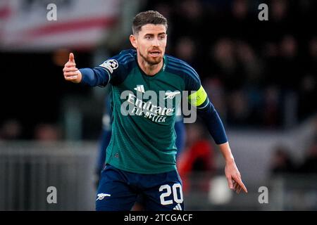Eindhoven, Niederlande. Dezember 2023. EINDHOVEN, NIEDERLANDE - 12. DEZEMBER: Jorginho von Arsenal Gesten während des Spiels der UEFA Champions League Gruppe B zwischen PSV und Arsenal im Phillips Stadion am 12. Dezember 2023 in Eindhoven, Niederlande. (Foto von Rene Nijhuis/Orange Pictures) Credit: Orange Pics BV/Alamy Live News Stockfoto