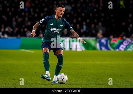 Eindhoven, Niederlande. Dezember 2023. EINDHOVEN, NIEDERLANDE - 12. DEZEMBER: Ben White von Arsenal gibt den Ball während des Spiels der UEFA Champions League Gruppe B zwischen PSV und Arsenal im Phillips Stadion am 12. Dezember 2023 in Eindhoven, Niederlande. (Foto von Rene Nijhuis/Orange Pictures) Credit: Orange Pics BV/Alamy Live News Stockfoto