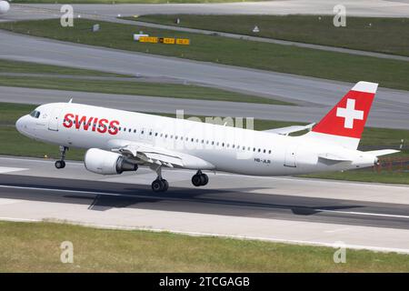 Der Airbus A320-214 A320 der Fluglinie Swiss LX / SWR mit der Registrierung HB-JLR MSN: 5037 landet am Flughafen Zürich LSZH/ZRH. Kloten Zürich Schweiz *** der Airbus A320 214 A320 der Fluggesellschaft Swiss LX SWR mit der Registrierung HB JLR MSN 5037 landet am Flughafen Zürich LSZH ZRH Kloten Zürich Schweiz Stockfoto