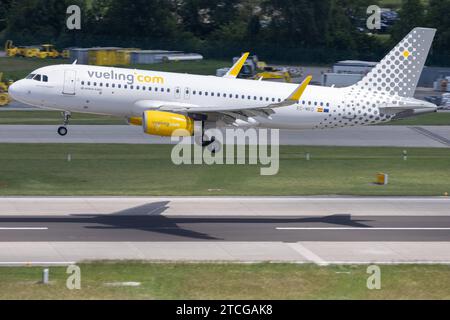 Der Airbus A320-232 A320 der Fluglinie Vueling VY / VLG mit der Registrierung EC-MKO MSN: 7028 landet am Flughafen Zürich LSZH/ZRH. Kloten Zürich Schweiz *** Airbus A320 232 A320 von Vueling VY VLG mit Registrierung EC MKO MSN 7028 landet am Flughafen Zürich LSZH ZRH Kloten Zürich Schweiz Stockfoto