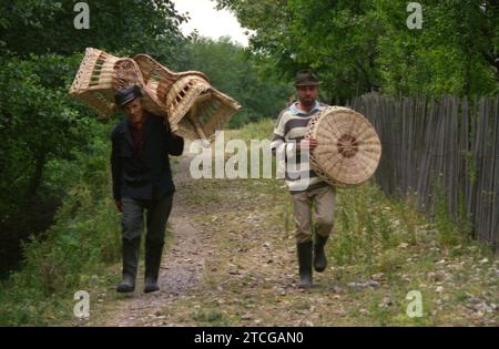Kreis Neamt, Rumänien, ca. 1998. Zwei einheimische Männer verkaufen Produkte aus Zweigen. Stockfoto