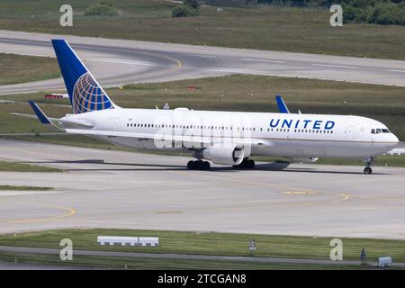 Die Boeing 767-322ER B763 der Fluglinie United Airlines UA / UAL mit der Registrierung N669UA MSN: 30025 rollt am Flughafen Zürich LSZH/ZRH. Kloten Zürich Schweiz *** die Boeing 767 322 er B763 von United Airlines UA UAL mit der Registrierung N669UA MSN 30025 fährt am Flughafen Zürich LSZH ZRH Kloten Zürich Schweiz Stockfoto