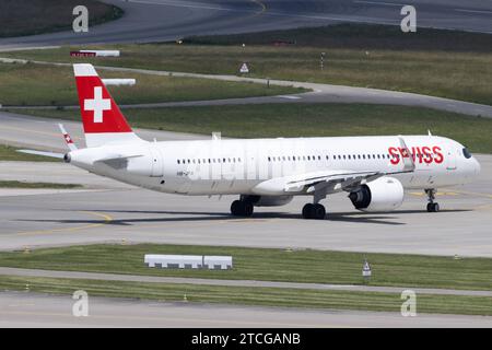 Der Airbus A321-271NX A21N der Fluglinie Swiss LX / SWR mit der Registrierung HB-JPA MSN: 09417 rollt am Flughafen Zürich LSZH/ZRH. Kloten Zürich Schweiz *** der Airbus A321 271NX A21N der Fluggesellschaft Swiss LX SWR mit der Registrierung HB JPA MSN 09417 fährt am Flughafen Zürich LSZH ZRH Kloten Zürich Schweiz Stockfoto