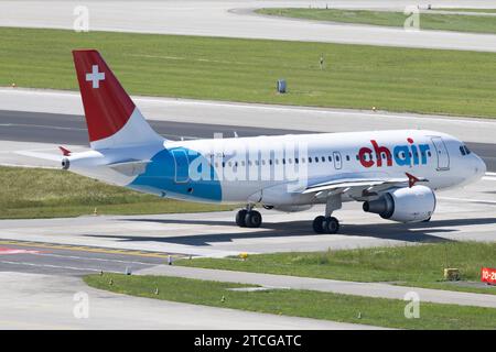 Der Airbus A319-112 A319 der Fluglinie Chair Airlines GM / GSW mit der Registrierung HB-JOJ MSN: 3024 rollt am Flughafen Zürich LSZH/ZRH. Kloten Zürich Schweiz *** der Airbus A319 112 A319 der Fluggesellschaft Chair Airlines GM GSW mit der Registrierung HB JOJ MSN 3024 fährt am Flughafen Zürich LSZH ZRH Kloten Zürich Schweiz Stockfoto