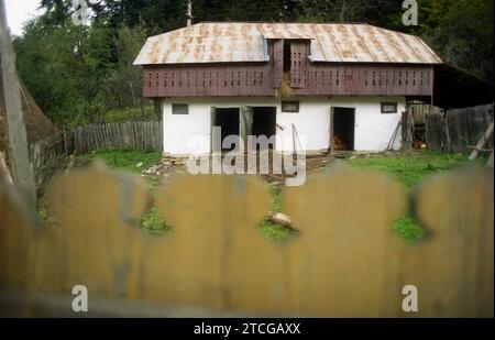 Scheune auf einem ländlichen Grundstück im Kreis Neamt, Rumänien, ca. 1998 Stockfoto