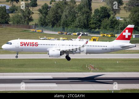 Der Airbus A321-271NX A21N der Fluglinie Swiss LX / SWR mit der Registrierung HB-JPB MSN: 61333 landet am Flughafen Zürich LSZH/ZRH. Kloten Zürich Schweiz *** Airbus A321 271NX A21N der Fluggesellschaft Swiss LX SWR mit Registrierung HB JPB MSN 61333 landet am Flughafen Zürich LSZH ZRH Kloten Zürich Schweiz Stockfoto