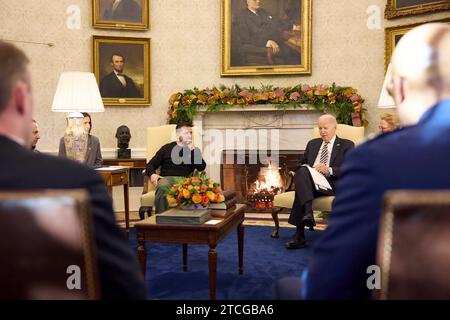 Washington, Usa. Dezember 2023. US-Präsident Joe Biden, rechts, veranstaltet am 12. Dezember 2023 in Washington, DC ein bilaterales Treffen mit dem ukrainischen Präsidenten Wolodymyr Zelenskyj, links, im Oval Office des Weißen Hauses. Credit: Ukraine Presidency/Ukrainische Präsidentschaftspresse/Alamy Live News Stockfoto