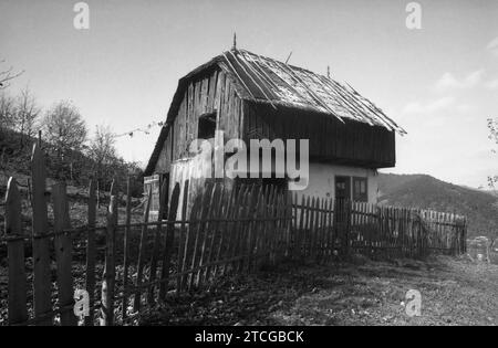 Scheune auf einem ländlichen Grundstück im Kreis Neamt, Rumänien, ca. 1998 Stockfoto