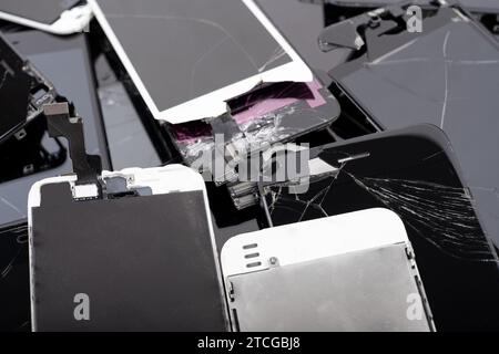 Ein Haufen kaputter Bildschirme, die übereinander liegen und elektronische Geräte zeigen, die für die Nutzung vorbereitet sind. Stockfoto