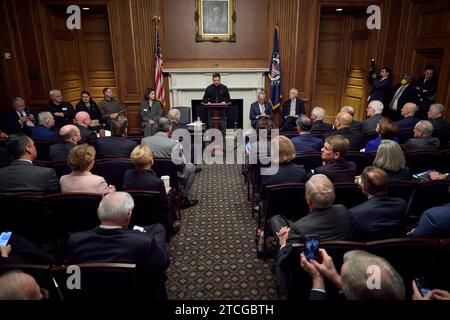 Washington, Usa. Dezember 2023. Der ukrainische Präsident Wolodymyr Zelenskyj, links, übergibt eine Stellungnahme vor einer überparteilichen Senatorengruppe auf dem Kapitol, 12. Dezember 2023 in Washington, DC. Credit: Ukraine Presidential Press Office/Ukrainische Präsidentschaftspresse/Alamy Live News Stockfoto