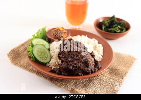 Nasi Bebek Madura, scharfe gebratene Maduranese Black Ente mit Reis Stockfoto