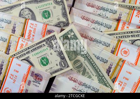 Stapel und Stapel von Ägypten Geld Tausende von Pfund Geldscheine Scheine von 200 EGP LE, ägyptischer Geldwechselkurs und US-Dollar-Verbot Stockfoto