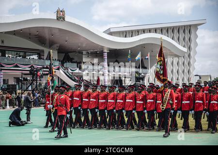 Nairobi, 12. Dezember jedes Jahres. Dezember 1963. Soldaten marschieren während der Feierlichkeiten zum 60. Jahrestag der Unabhängigkeit Kenias am 12. Dezember 2023 in den Uhuru Gardens in Nairobi, Kenia. Der kenianische Jamhuri Day oder Unabhängigkeitstag, der jedes Jahr am 12. Dezember stattfindet, ist einer der wichtigsten nationalen Feiertage in Kenia. Kenia erhielt seine Unabhängigkeit vom Vereinigten Königreich am 12. Dezember 1963. Quelle: Wang Guansen/Xinhua/Alamy Live News Stockfoto