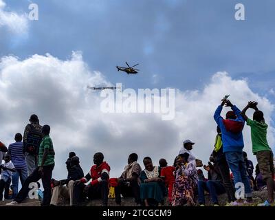 Nairobi, 12. Dezember jedes Jahres. Dezember 1963. Während der Feierlichkeiten zum 60. Jahrestag der Unabhängigkeit Kenias in den Uhuru Gardens in Nairobi, Kenia, beobachten die Menschen einen Hubschrauber mit der Aufschrift „Happy Jamhuri @60“ am 12. Dezember 2023. Der kenianische Jamhuri Day oder Unabhängigkeitstag, der jedes Jahr am 12. Dezember stattfindet, ist einer der wichtigsten nationalen Feiertage in Kenia. Kenia erhielt seine Unabhängigkeit vom Vereinigten Königreich am 12. Dezember 1963. Quelle: Li Yahui/Xinhua/Alamy Live News Stockfoto