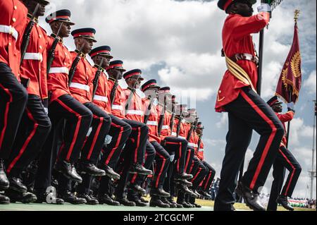 Nairobi, 12. Dezember jedes Jahres. Dezember 1963. Soldaten marschieren während der Feierlichkeiten zum 60. Jahrestag der Unabhängigkeit Kenias am 12. Dezember 2023 in den Uhuru Gardens in Nairobi, Kenia. Der kenianische Jamhuri Day oder Unabhängigkeitstag, der jedes Jahr am 12. Dezember stattfindet, ist einer der wichtigsten nationalen Feiertage in Kenia. Kenia erhielt seine Unabhängigkeit vom Vereinigten Königreich am 12. Dezember 1963. Quelle: Wang Guansen/Xinhua/Alamy Live News Stockfoto